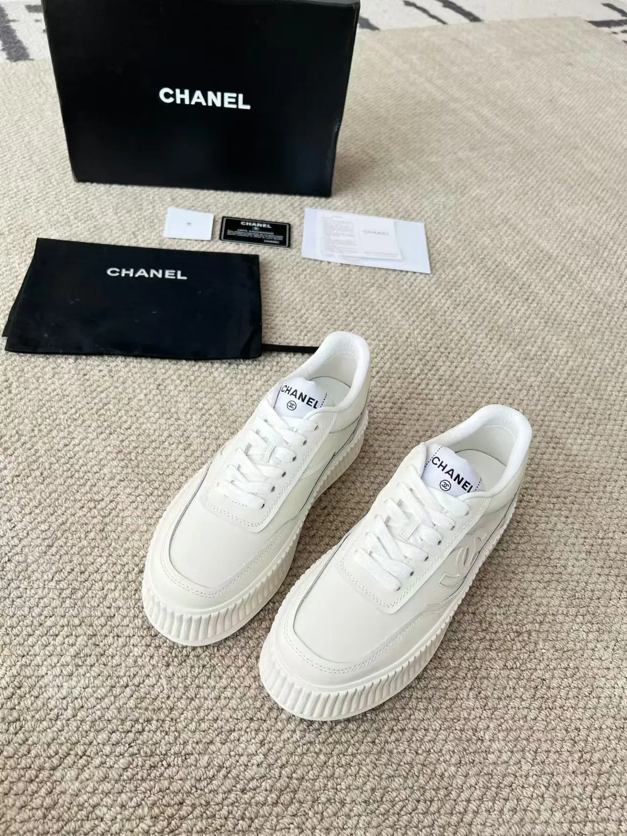 👟👟Ex-factory price 520👟👟 Thick-soled Chanel Chanel 24SF latest model full leather panda color white shoes casual sports shoes skateboard shoes original purchase and development production Xiaoxiang C Home Another super popular item in the counter, loved by Internet celebrity bloggers and sisters, and various praises on social platforms. It is extremely popular, has a high texture, is breathable and super spring and summer. Seeing this issue always arouses the inner desire of girls for fashion. The latest suede material, classic black and white color, full of fashionable feeling on the feet and easy to care for. Fabric: Original customized imported cowhide material. Lining: Customized soft sheepskin lining. Sole: Original molded TPU non-slip outsole. Bottom thickness: 4CM. Size: Women's size 35-40 (custom-made sizes 40 are non-refundable)
